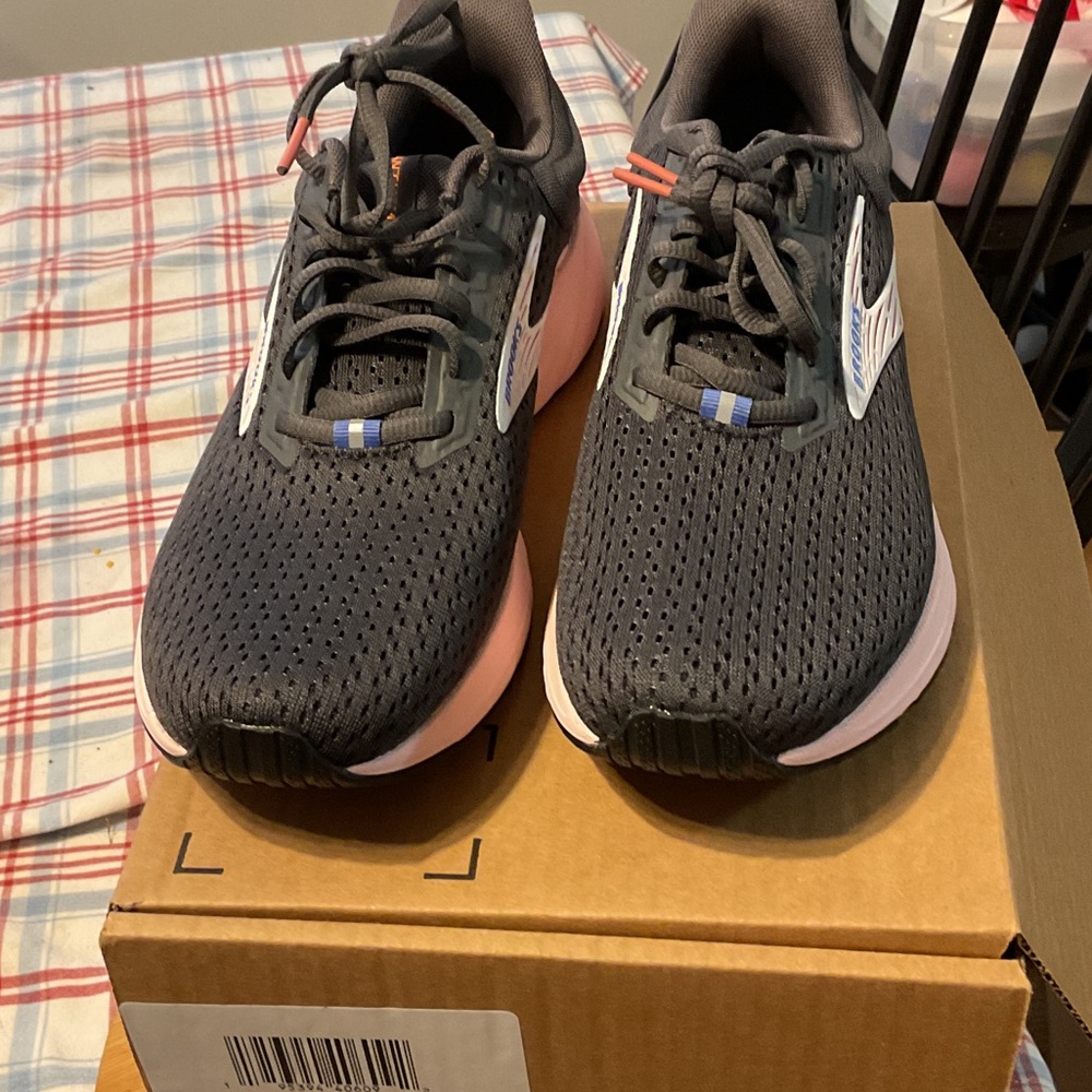 New without original box women’s brooks anthem 6 size 9.5